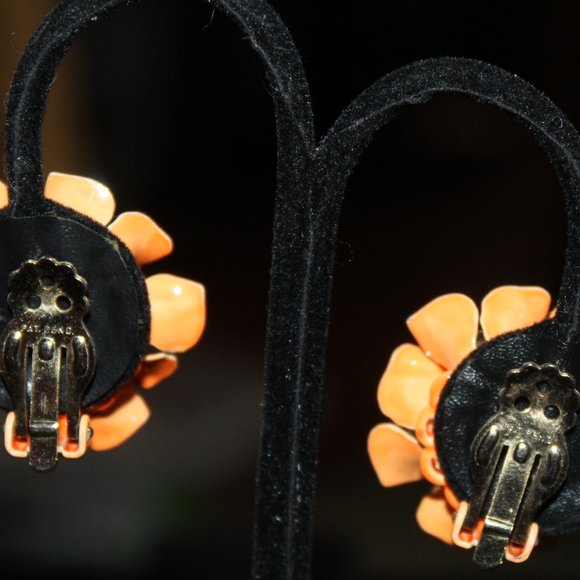 Beautiful Enamel and baby pearls adorn this brooch & clip back earrings - Picture 7 of 16